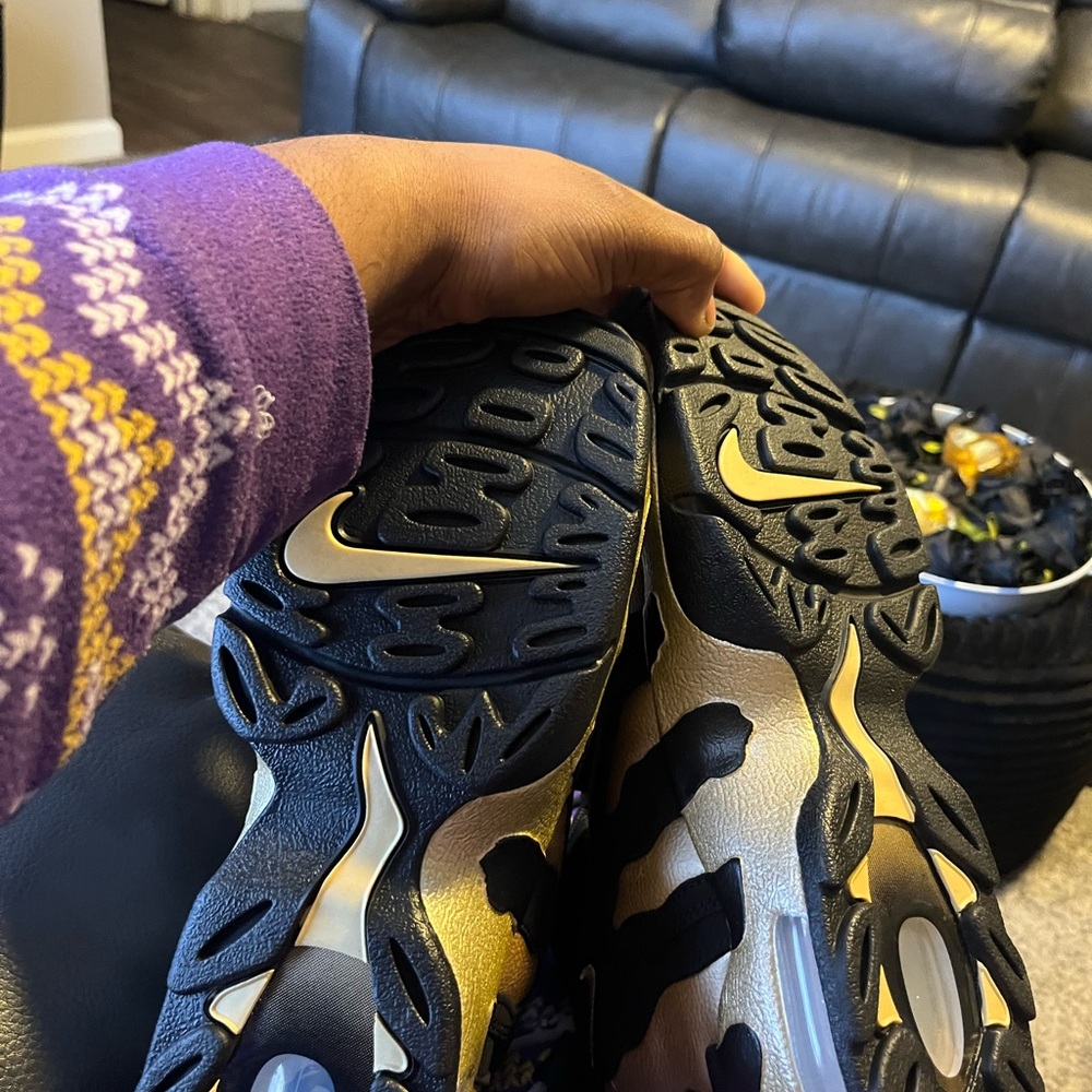Nike Black and Gold Sneakers with Dynamic Design - Picture 6 of 7